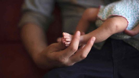 Abuela trató de devolver a su nieto recién nacido "por feo"