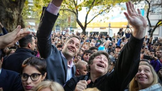 Manuel Adorni cierra la campaña porteña con Javier Milei en un acto en Recoleta