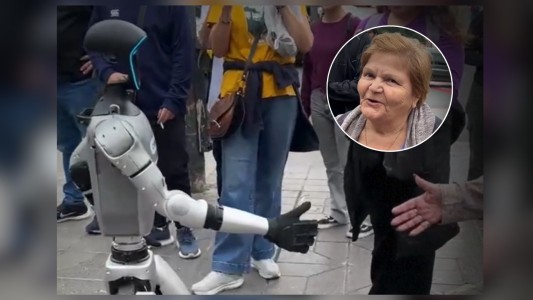 Asombro en Córdoba: un robot humanoide caminó por el centro y sorprendió a todos