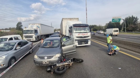Murió un motociclista luego de chocar con un micro y ser atropellado por un auto en la autopista Buenos Aires-La Plata