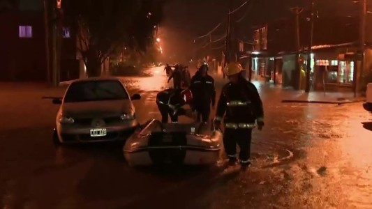 Diluvio y alerta roja en el AMBA: inundaciones y destrozos en varios municipios