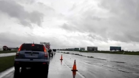Otro micro con niños varado por la inundación: 37 chicos atrapados hace más de 10 horas en la ruta