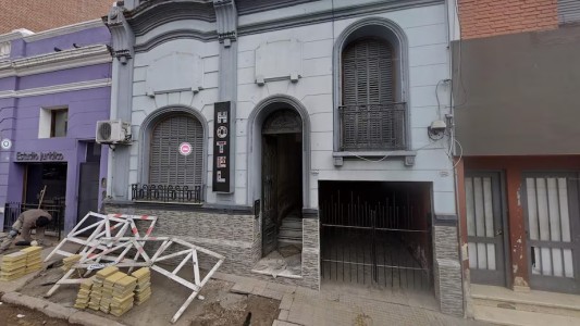 Una mujer abandonó a sus hijos en un hotel y la encontraron al otro día debajo de un puente