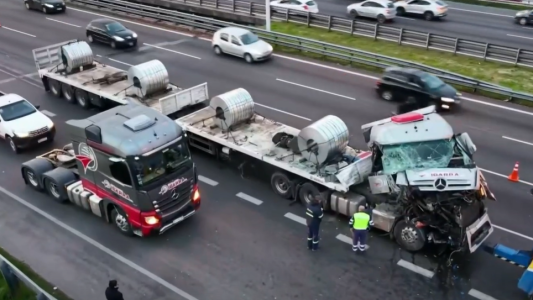 Choque y vuelco en el Acceso Oeste entre un micro y un camión: dos heridos