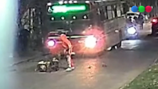 Video: arman un "piquete" con basura para robar