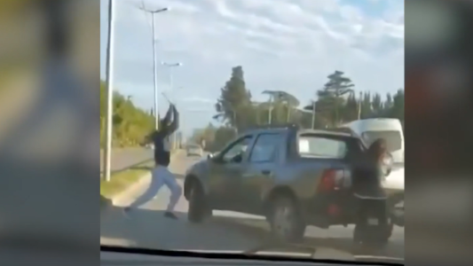 Video: discusión de tránsito, trompadas, fierrazos y un nene en peligro