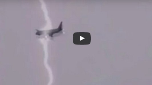 Video impactante: un avión atravesado por un rayo en pleno vuelo