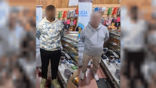 Escondían celulares robados en la basura y fueron detenidos cuando uno de los teléfonos empezó a sonar