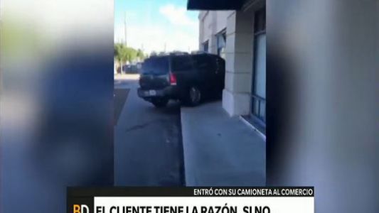 Video: no le querían cambiar el celular roto y estrelló su camioneta contra el comercio