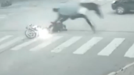 Iba a trabajar en moto y la embistió un caballo: quedó internada