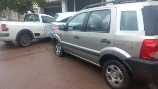 Córdoba: un hombre de 74 años murió tras descompensarse al volante y chocar contra autos estacionados