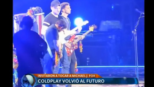 Homenaje a Volver al futuro: Michael J. Fox tocó con Coldplay