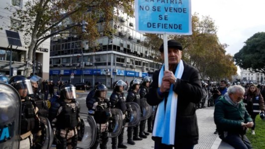 Tensión y gases lacrimógenos durante una nueva marcha de jubilados en el Congreso