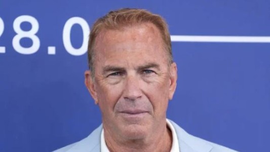 Una actriz doble de riesgo denunció a Kevin Costner tras filmar una escena de violación no guionada