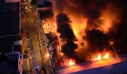 Feroz incendio en una pañalera de Lomas del Mirador