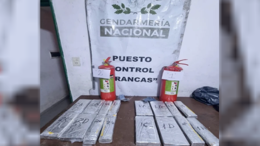Transportaba en micro dos matafuegos con 12 kilos de cocaína: quedó detenido