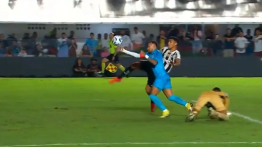 Neymar quiso hacer la "mano de Dios", pero terminó expulsado y con el Santos en zona de descenso