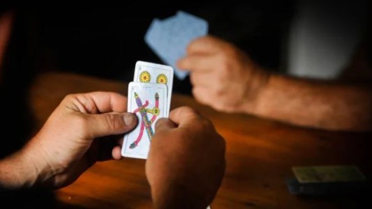 Apuñaló y mató a su amigo durante un partido de truco en Neuquén
