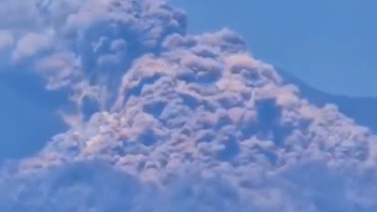 Las impactantes imágenes de la erupción del volcán Etna en Italia