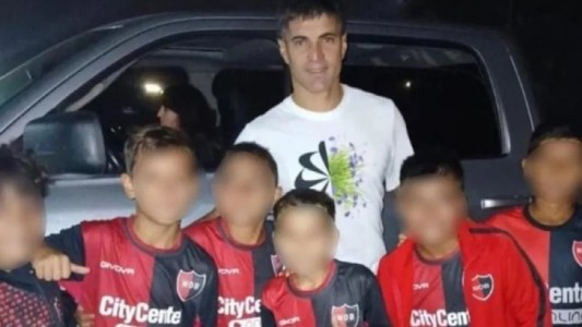 Escándalo en Newell’s: sancionaron a seis chicos por sacarse una foto con un jugador de Rosario Central