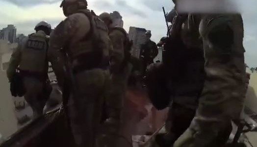 Se atrincheró con un cuchillo en Almagro, tomó de rehén a su mamá y fue reducido con una pistola Taser