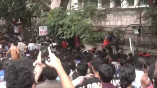 Estampida afuera del estadio de críquet en Bengaluru, India: 11 muertos y 50 heridos