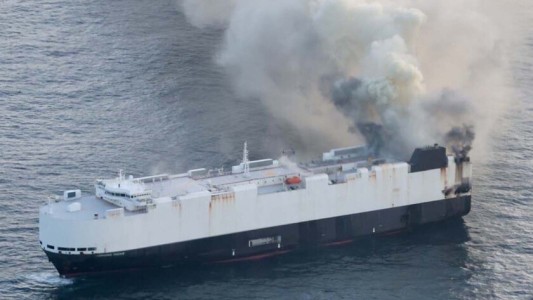 Se incendió un barco que transportaba 3.000 autos en el Océano Pacífico