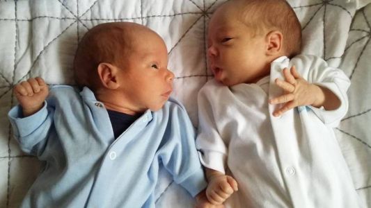 La historia de los gemelos que salvaron su vida al estar agarrados de la mano en el útero