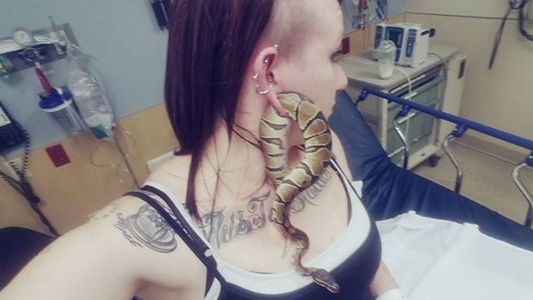 Foto viral: se descuidó y y se le metió una serpiente pitón en la oreja