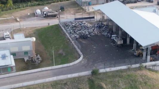 Por el olor de un basural que presentaron como "ecoparque" se descomponen alumnos de una escuela