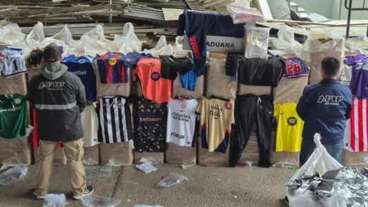 La Aduana secuestró 75 mil prendas falsificadas rumbo a Paraguay: estaban ocultas en un camión escaneado
