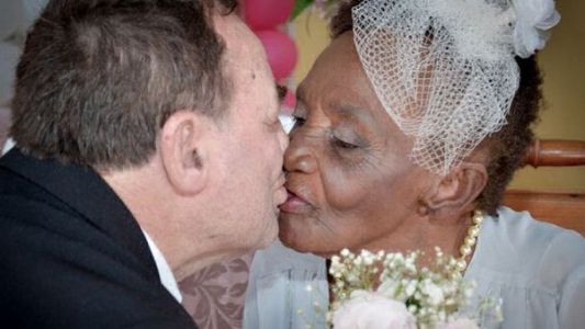 La historia de la mujer de 106 años que se casó con un "joven" de 66