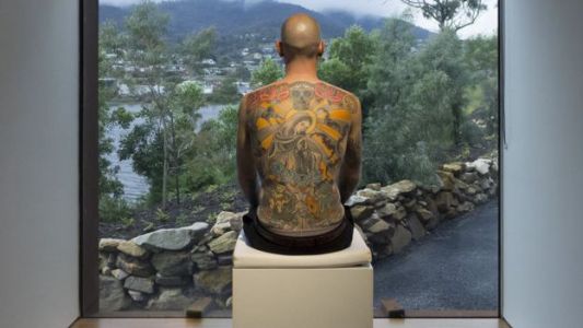El hombre que le vendió su espalda a un artista para que haga un tatuaje