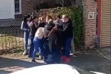 Batalla campal de madres en la puerta de un colegio de Virrey del Pino