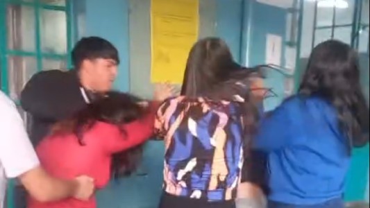 Violencia escolar en Córdoba: suspendieron a alumnas agredidas y estalló la polémica