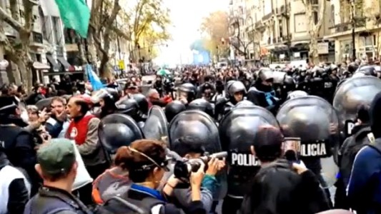 Trabajadores del Garrahan, jubilados y militantes por Cristina Kirchner en la Plaza de Mayo