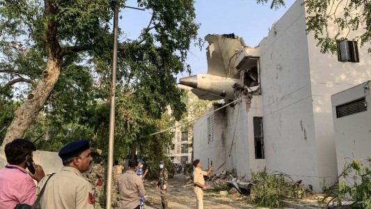 Hallaron a un sobreviviente del accidente del avión en India: encontraron 204 cadáveres