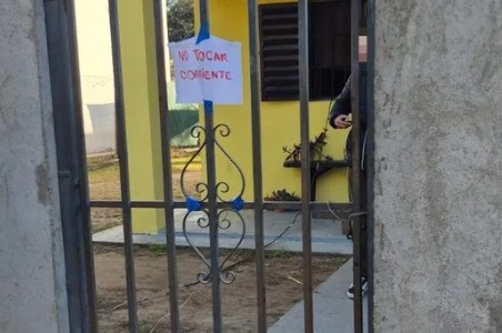 Córdoba: electrificó una reja de su casa para evitar el desalojo