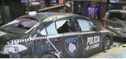 Un patrullero que perseguía a delincuentes chocó y volcó en San Telmo