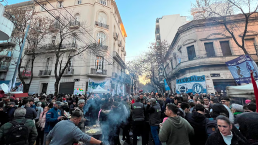 Desalojan a los militantes que acampaban frente al departamento de Cristina Kirchner