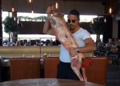 El cheff que baila con un lechón antes de cocinarlo