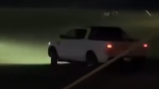 Video: entró a una cancha de rugby con su camioneta, destruyó el pasto y atropelló a una persona al escapar