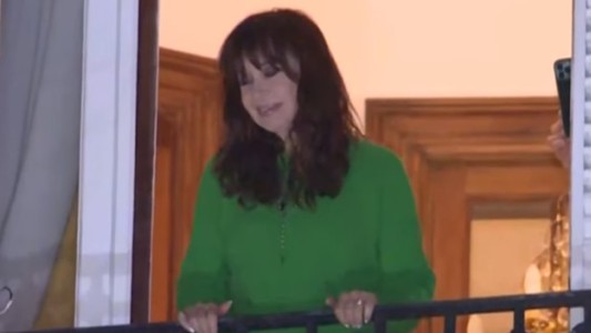 Cristina Kirchner podrá salir al balcón del departamento en donde cumple prisión domiciliaria