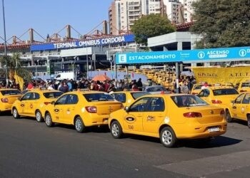Córdoba: Taxistas atacaron a una familia por creer que era un chofer de aplicación