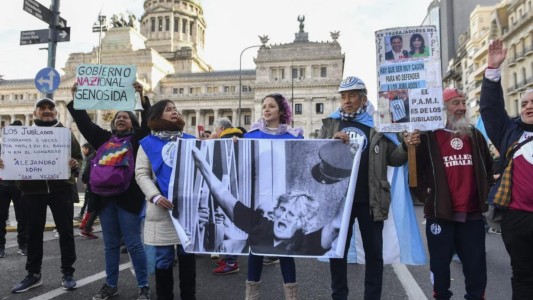 Como todos los miércoles, los jubilados protestaron en el Congreso