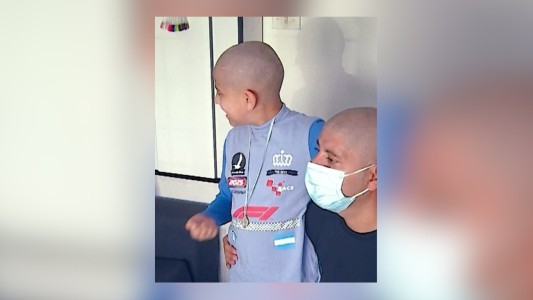 Conmovedor gesto: un padre se rapó para acompañar a su hijo en la lucha contra el cáncer