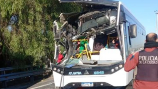 Choque entre un colectivo y camión parado en General Paz: más de 40 heridos