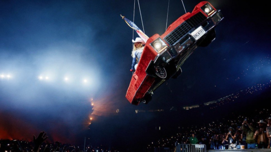 Video: Beyoncé casi sufre una terrible caída en medio de una presentación