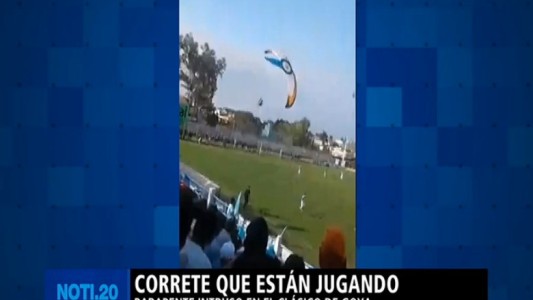 Parapente intruso en el clásico de Goya