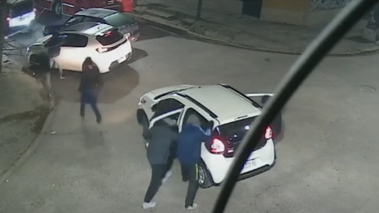 Robo piraña: 7 delincuentes salieron a correr autos